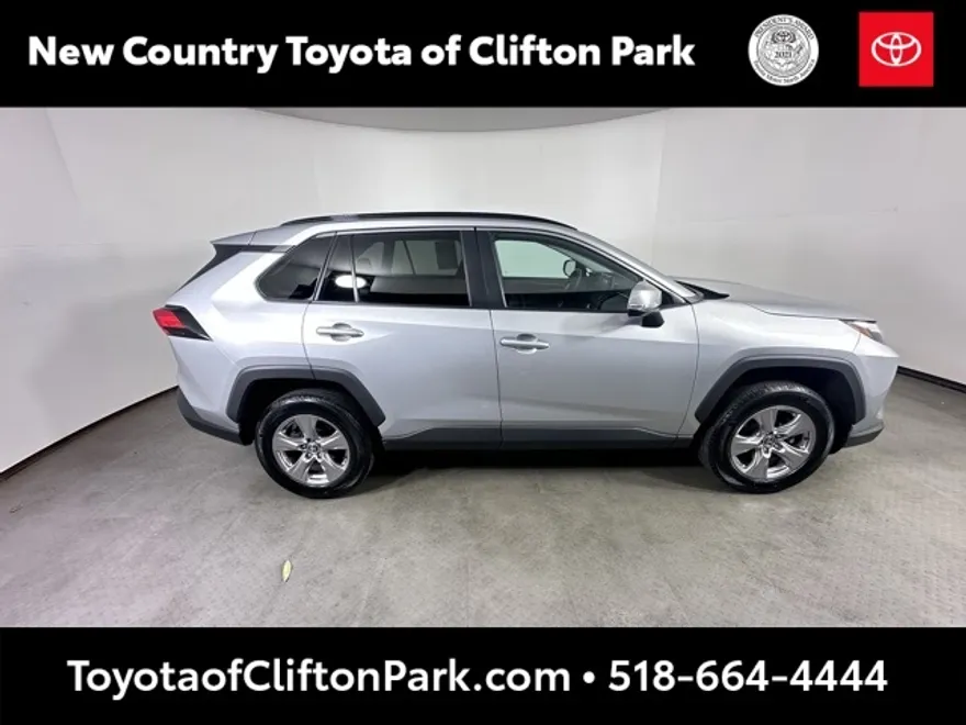 2022 Toyota RAV4 XLE photo 1