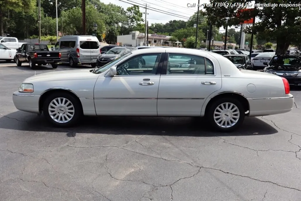 2004 Lincoln Town Car Signature photo 1