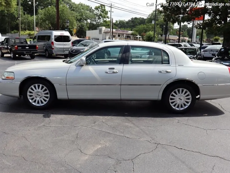 2004 Lincoln Town Car Signature photo 1