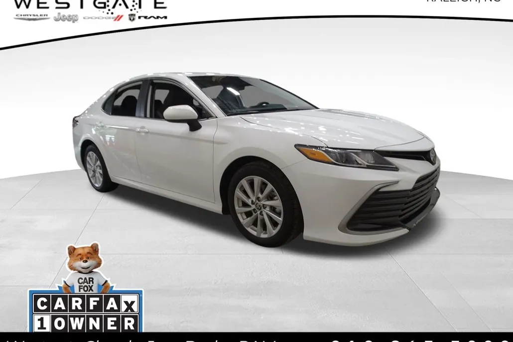2023 Toyota Camry LE photo 1