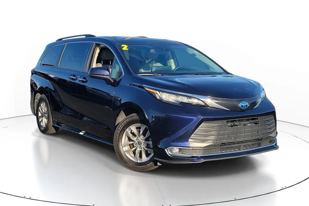 2022 Toyota Sienna XLE photo 1