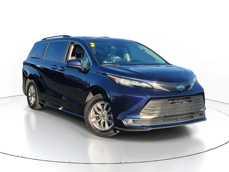 2022 Toyota Sienna XLE photo 1