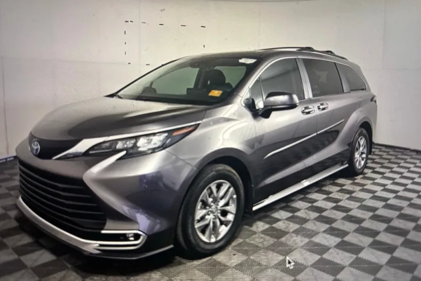 2024 Toyota Sienna XLE photo 1