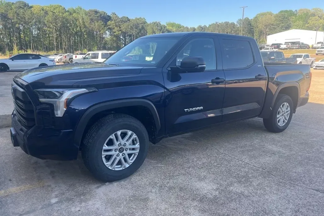 2022 Toyota Tundra SR5 photo 1