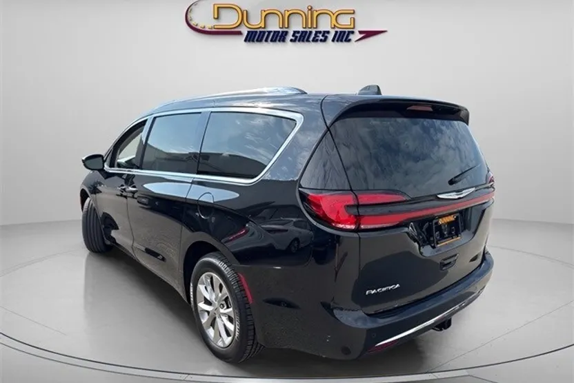 2021 Chrysler Pacifica Touring L photo 1
