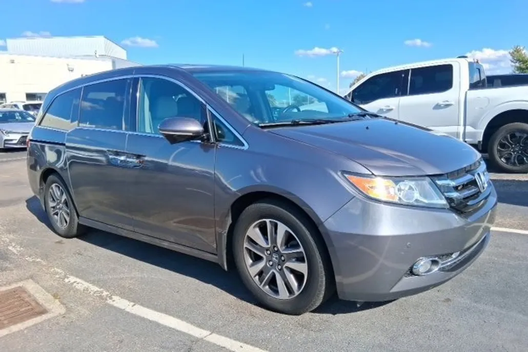 2016 Honda Odyssey Touring photo 1