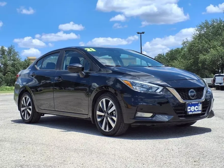 2021 Nissan Versa SR photo 1