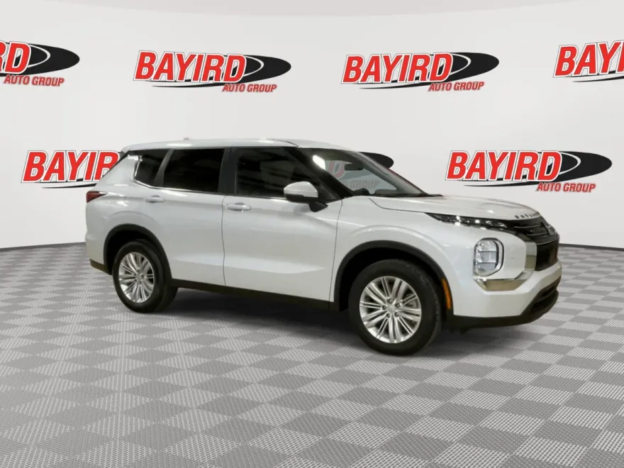 2024 Mitsubishi Outlander ES photo 1