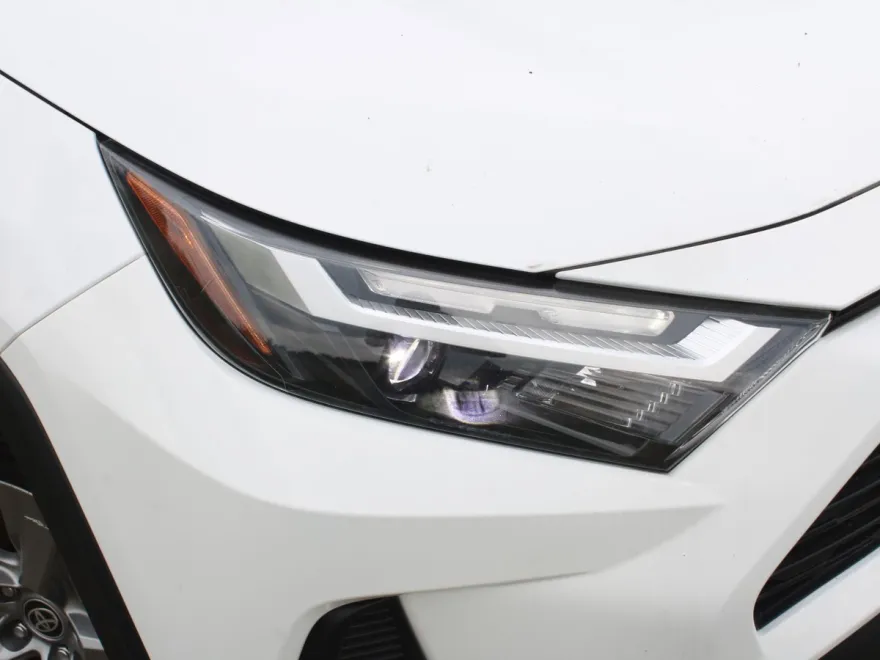 2024 Toyota RAV4 Hybrid XLE photo 1