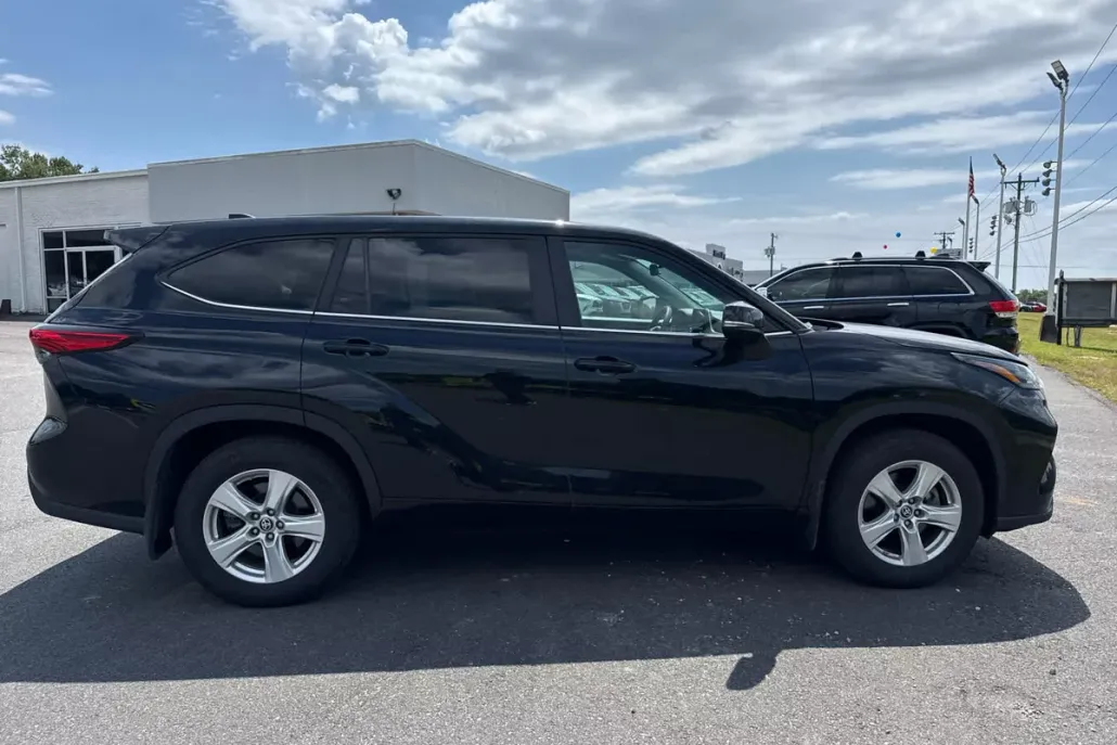 2024 Toyota Highlander LE photo 1