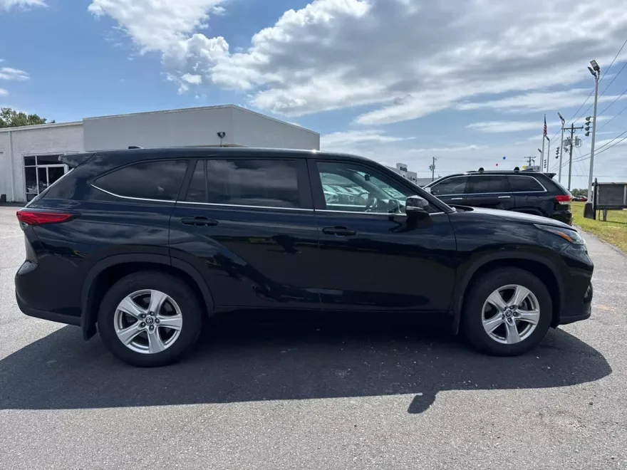 2024 Toyota Highlander LE photo 1
