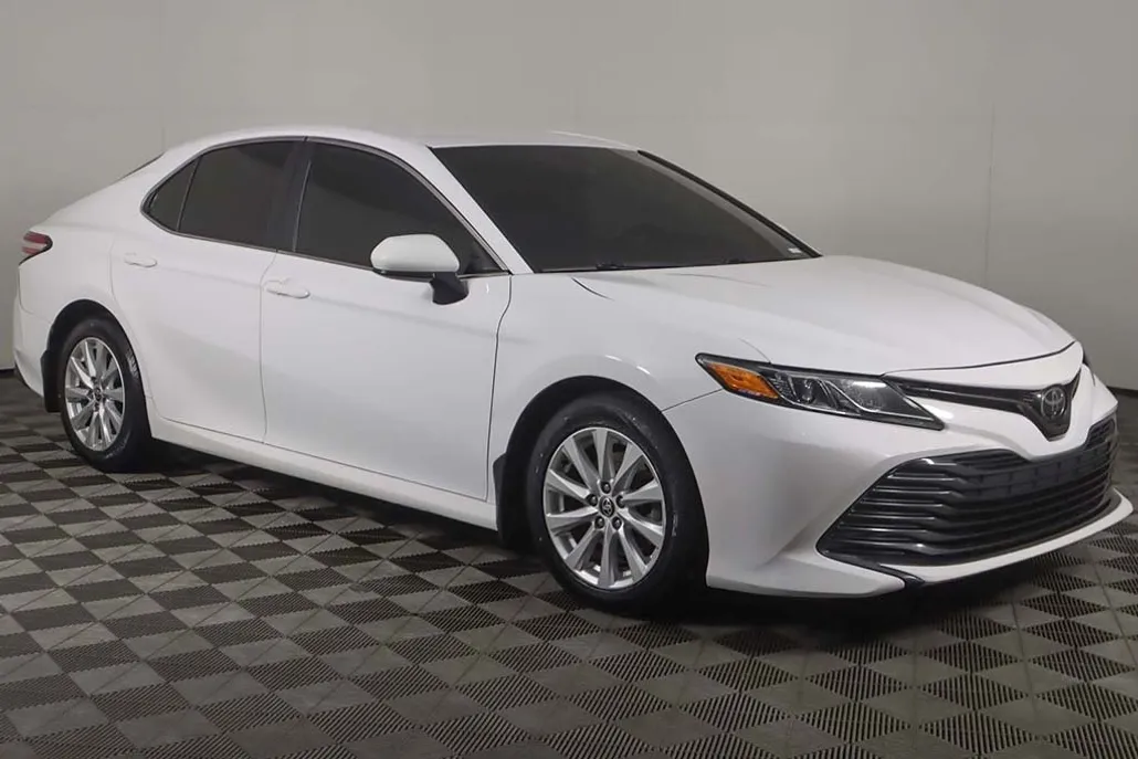 2020 Toyota Camry LE photo 1