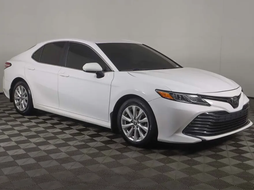 2020 Toyota Camry LE photo 1