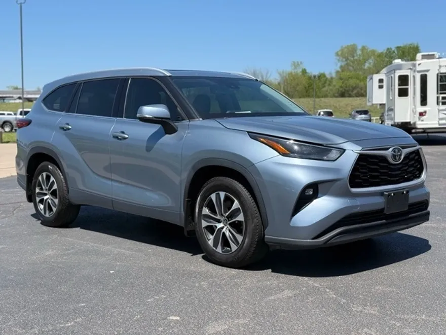 2022 Toyota Highlander XLE photo 1