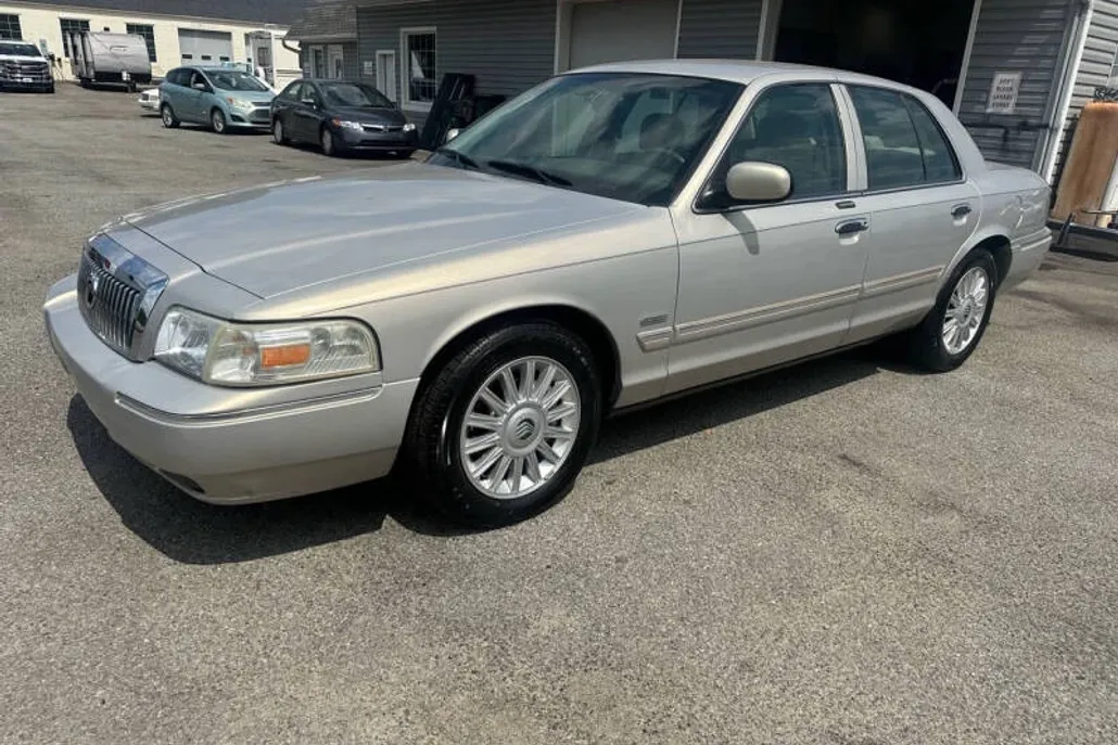 2009 Mercury Grand Marquis LS photo 1