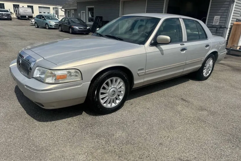 2009 Mercury Grand Marquis LS photo 1