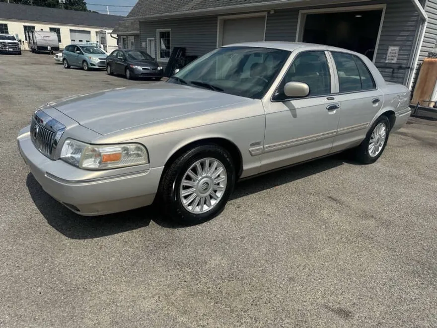 2009 Mercury Grand Marquis LS photo 1