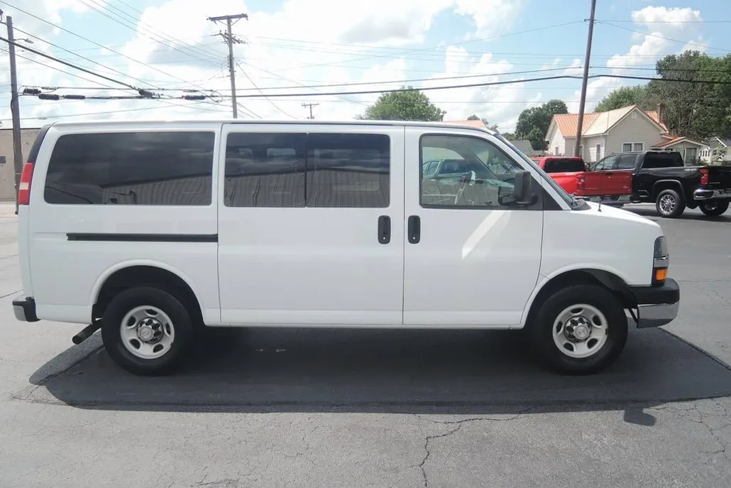 2016 Chevrolet Express Passenger 3500 LT photo 1