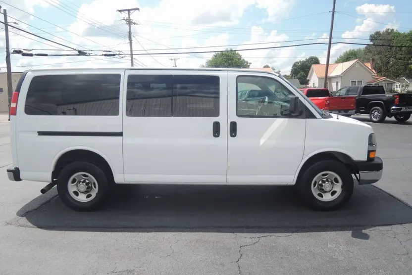 2016 Chevrolet Express Passenger 3500 LT photo 1