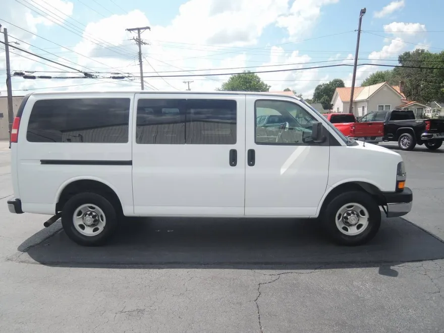 2016 Chevrolet Express Passenger 3500 LT photo 1