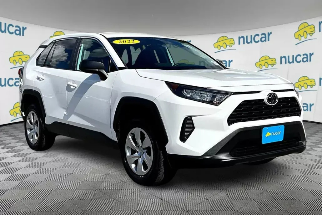 2022 Toyota RAV4 LE photo 1