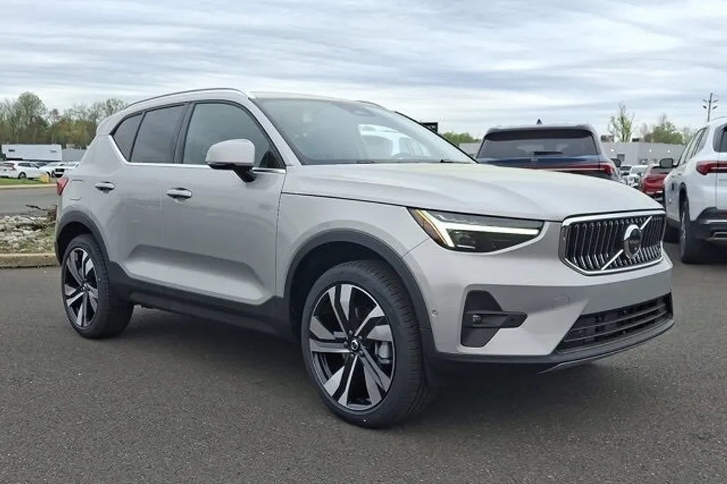 2025 Volvo XC40 photo 1