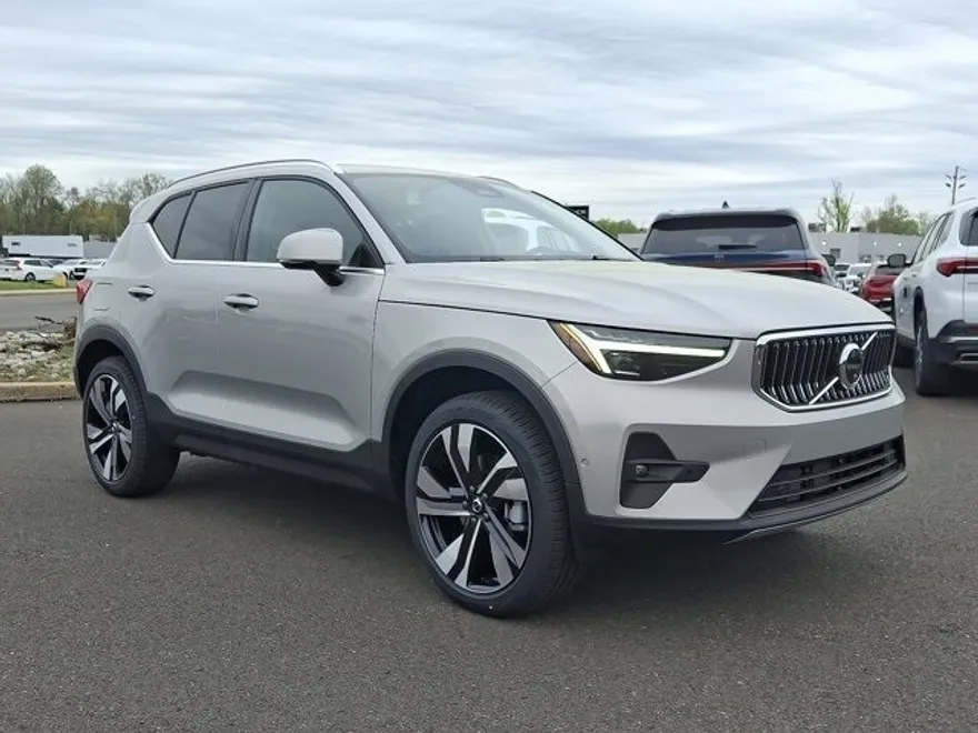 2025 Volvo XC40 photo 1