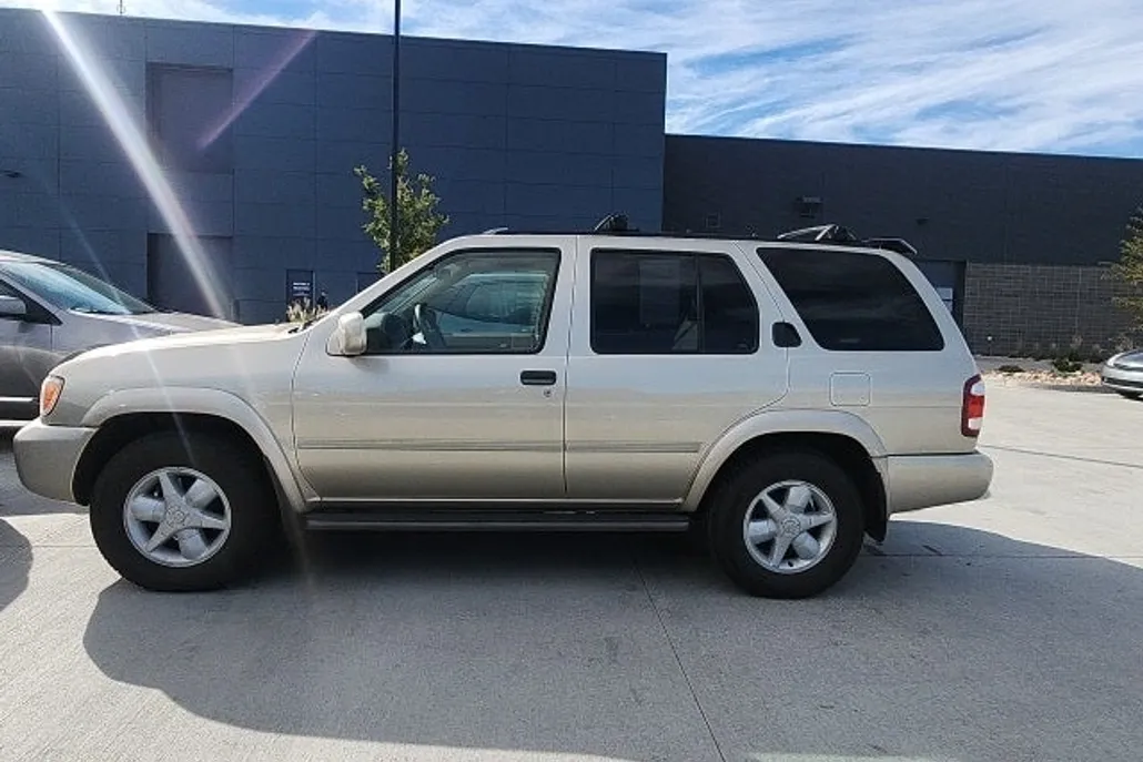 2001 Nissan Pathfinder LE photo 1