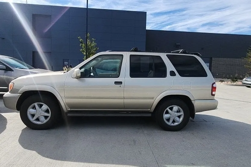 2001 Nissan Pathfinder LE photo 1