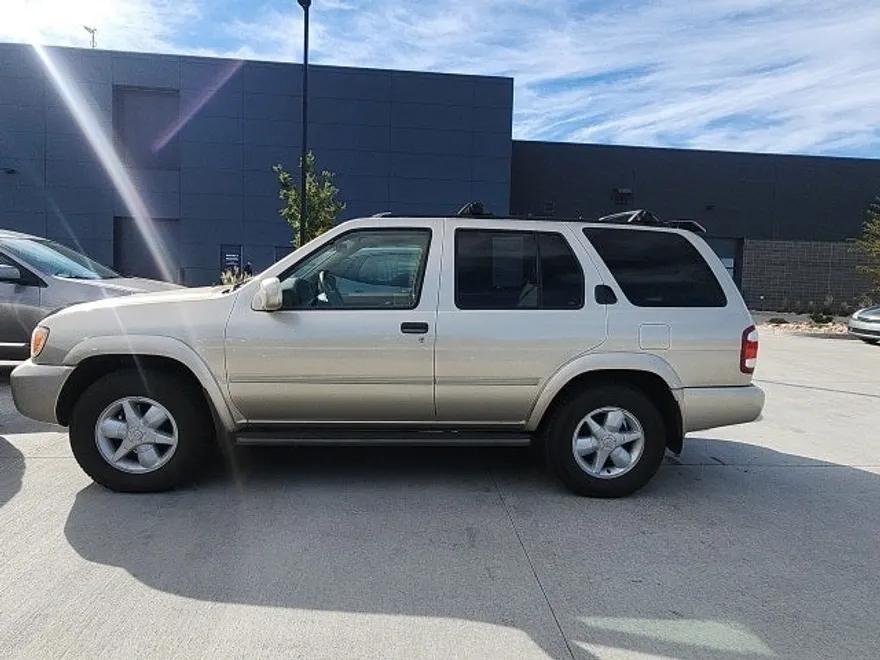 2001 Nissan Pathfinder LE photo 1