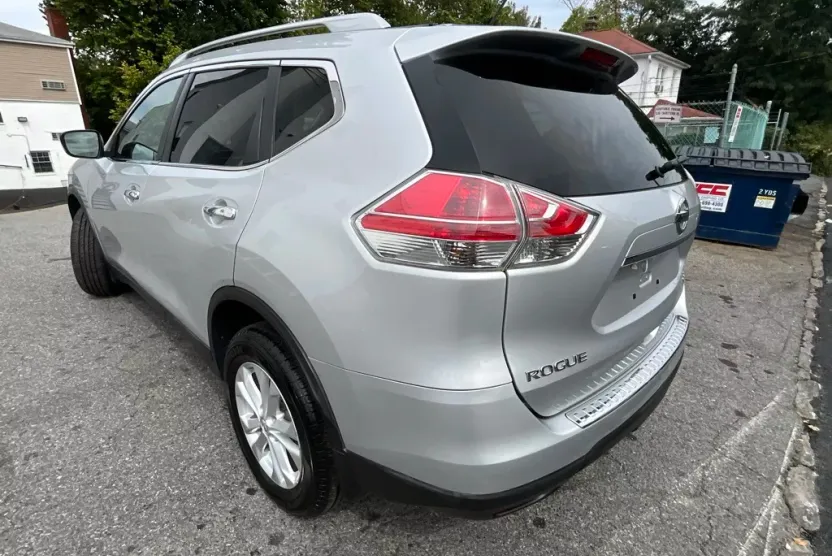 2014 Nissan Rogue SV photo 1