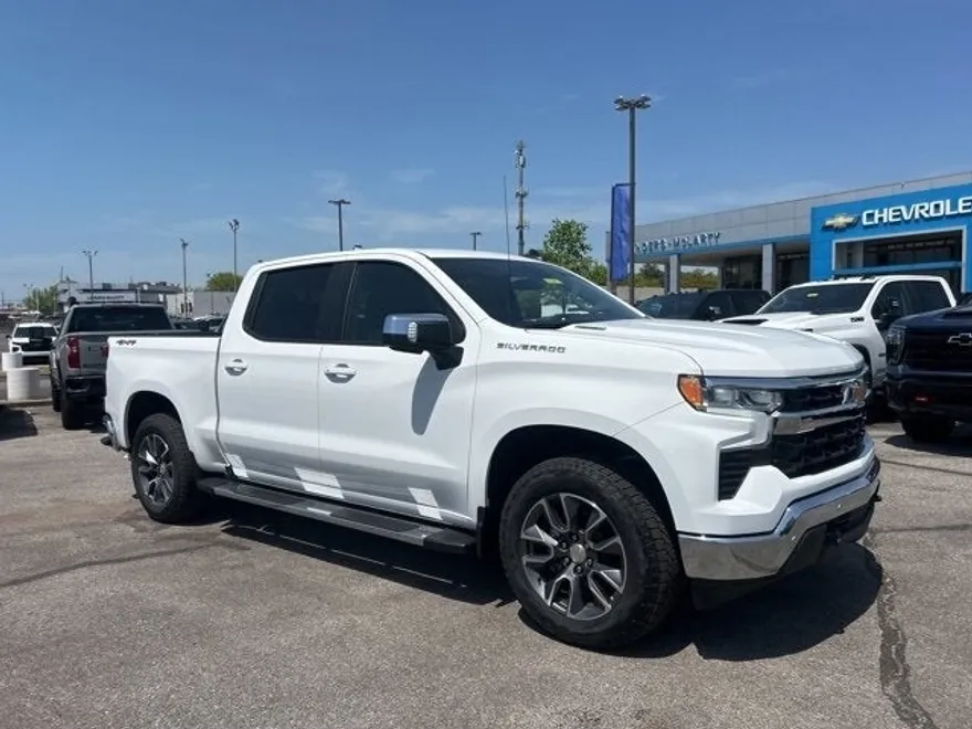 2025 Chevrolet Silverado 1500 LT photo 1