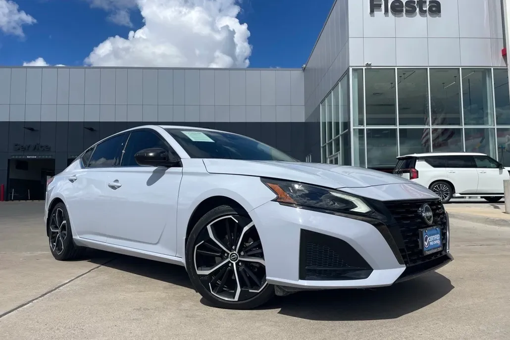 2023 Nissan Altima 2.5 SR photo 1