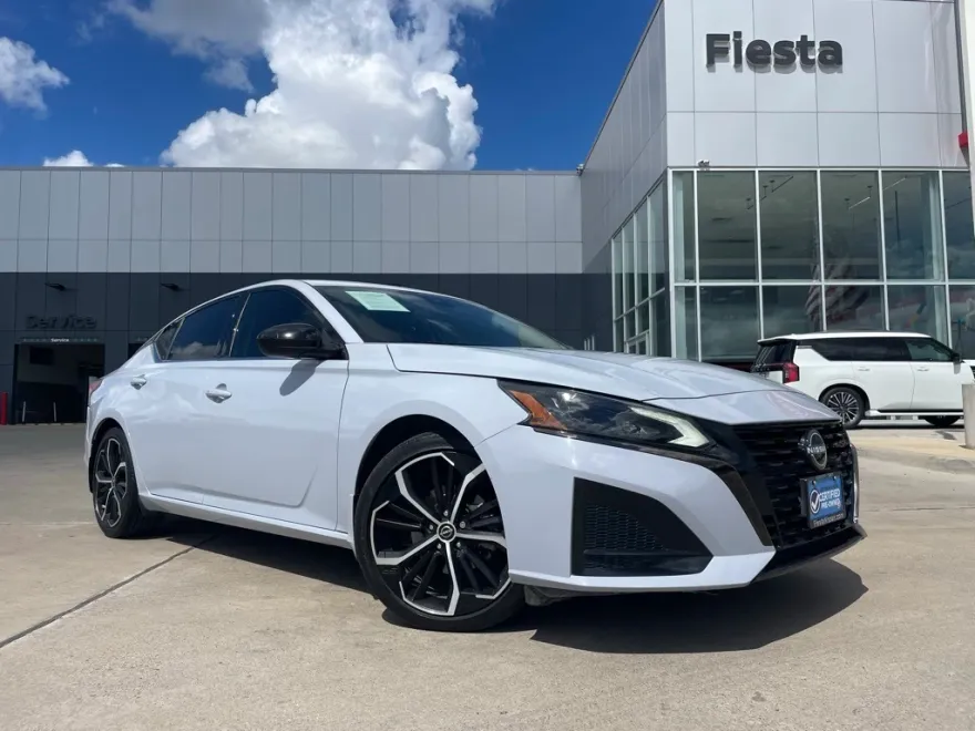 2023 Nissan Altima 2.5 SR photo 1