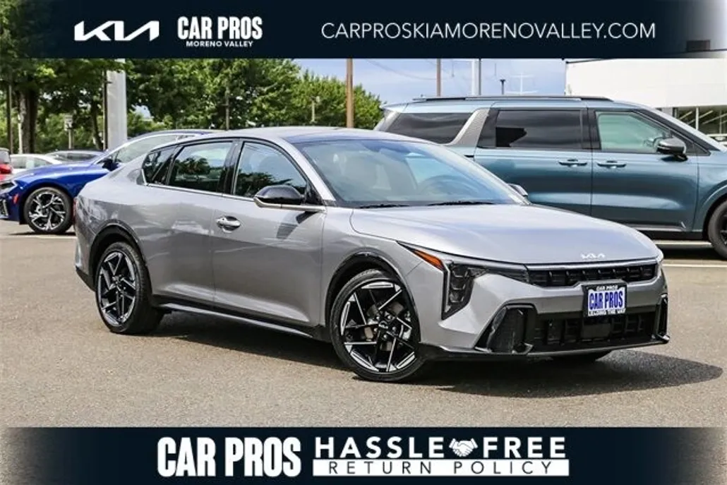 2025 Kia K4 GT-Line photo 1