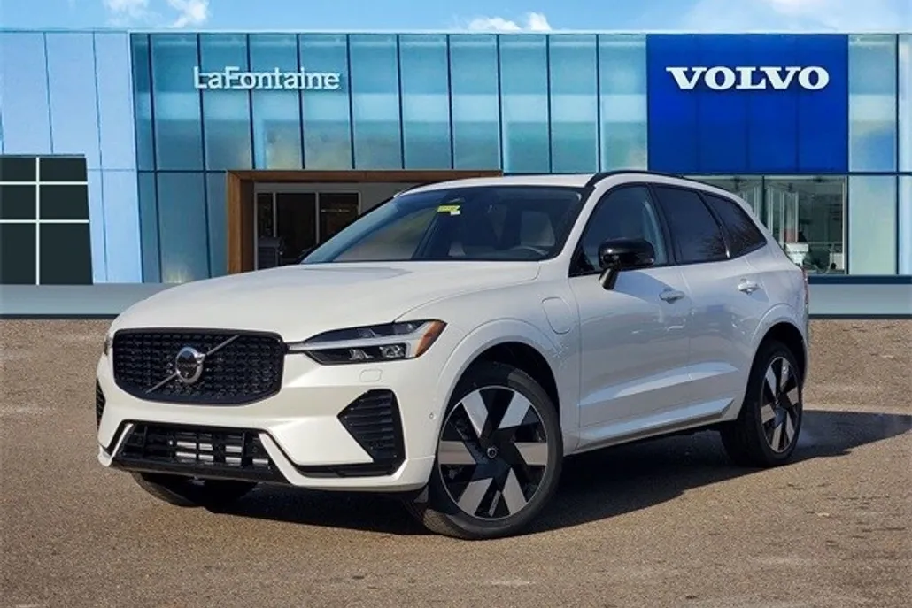 2025 Volvo XC60 T8 Plus photo 1