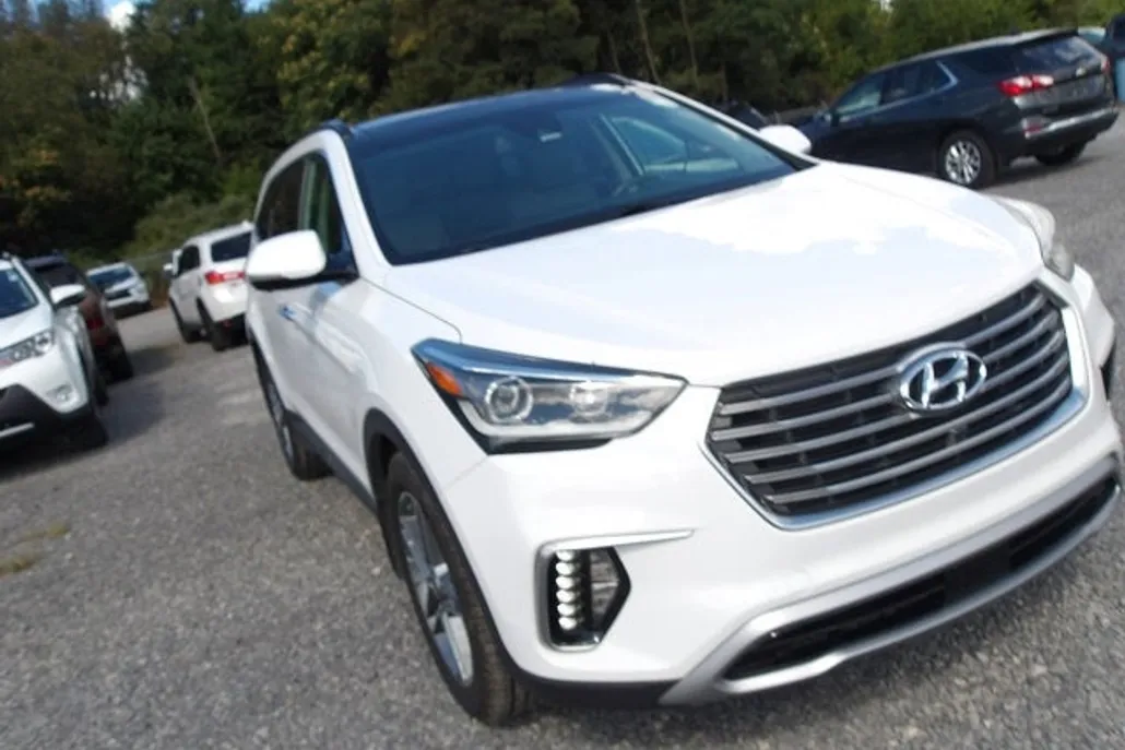 2017 Hyundai Santa Fe SE Ultimate photo 1