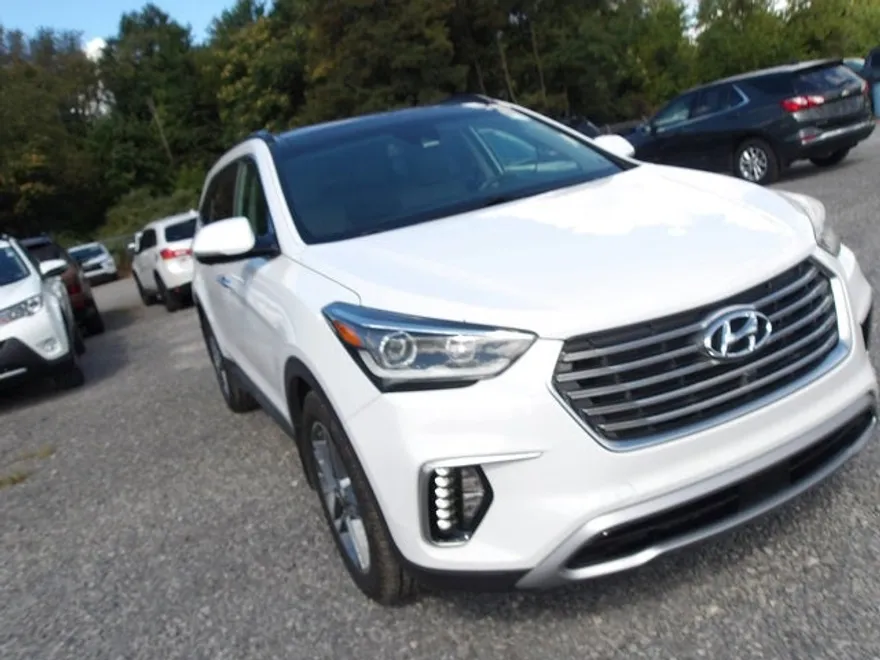 2017 Hyundai Santa Fe SE Ultimate photo 1