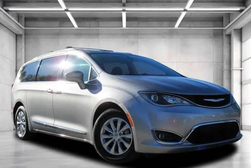 2017 Chrysler Pacifica Touring L photo 1