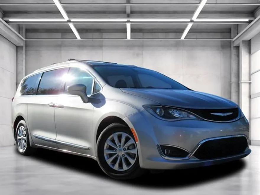2017 Chrysler Pacifica Touring L photo 1