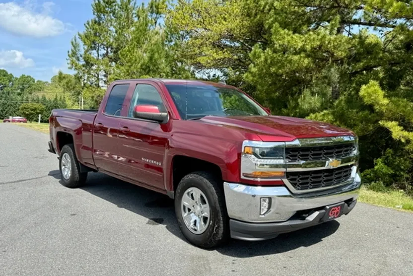 2017 Chevrolet Silverado 1500 LT photo 1