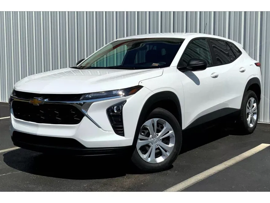 2025 Chevrolet Trax LS photo 1