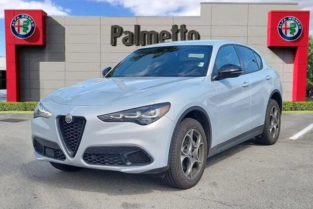 2025 Alfa Romeo Stelvio photo 1