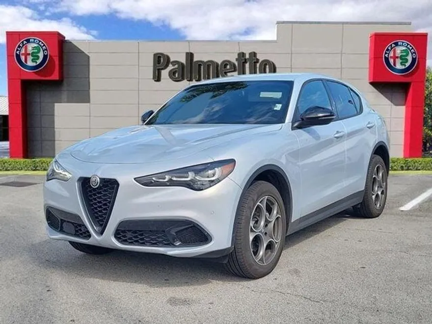 2025 Alfa Romeo Stelvio photo 1