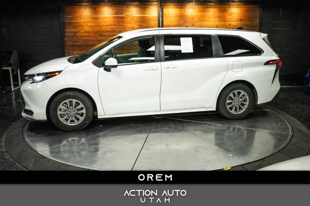 2022 Toyota Sienna LE photo 1