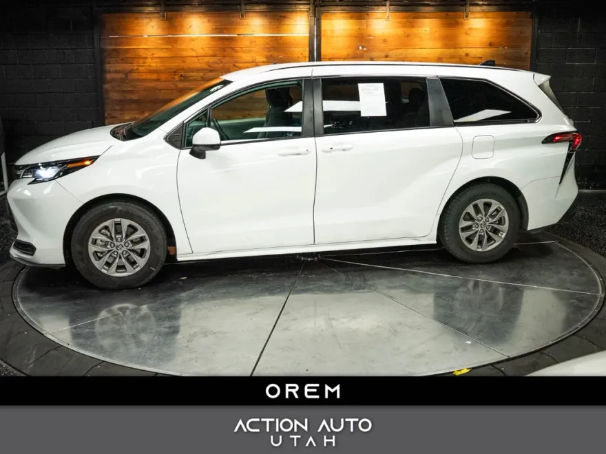 2022 Toyota Sienna LE photo 1