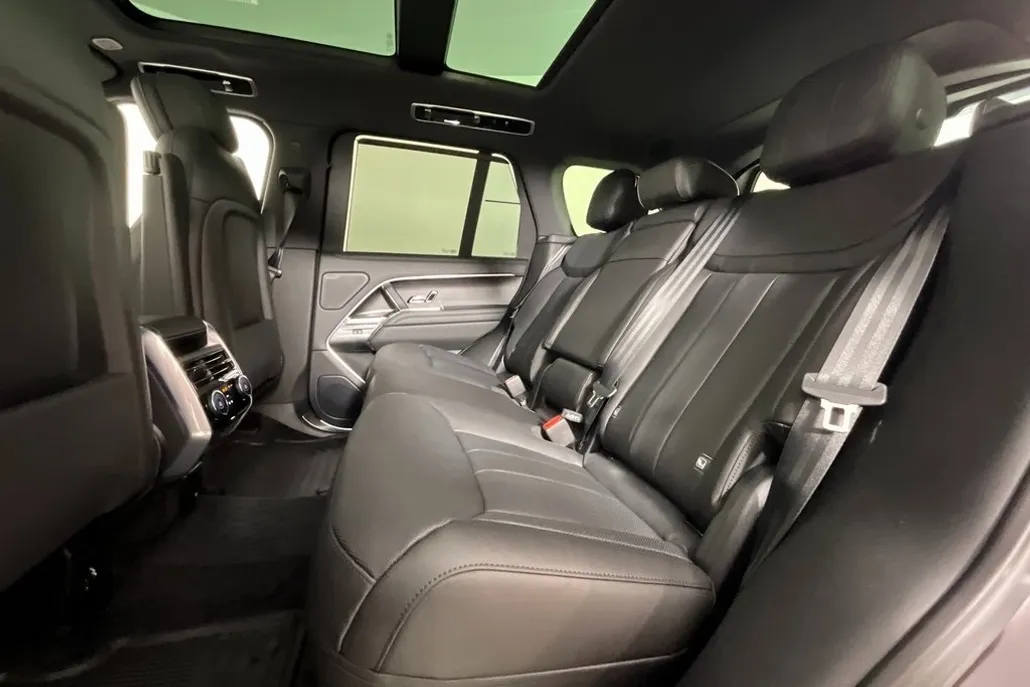 2025 Land Rover Range Rover SE photo 1