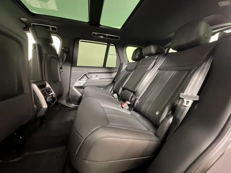 2025 Land Rover Range Rover SE photo 1