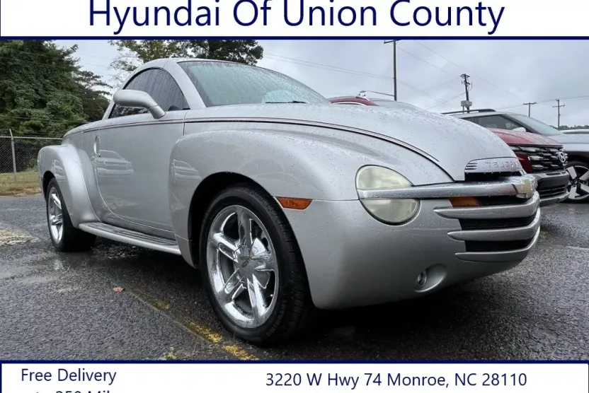 2005 Chevrolet SSR Base photo 1