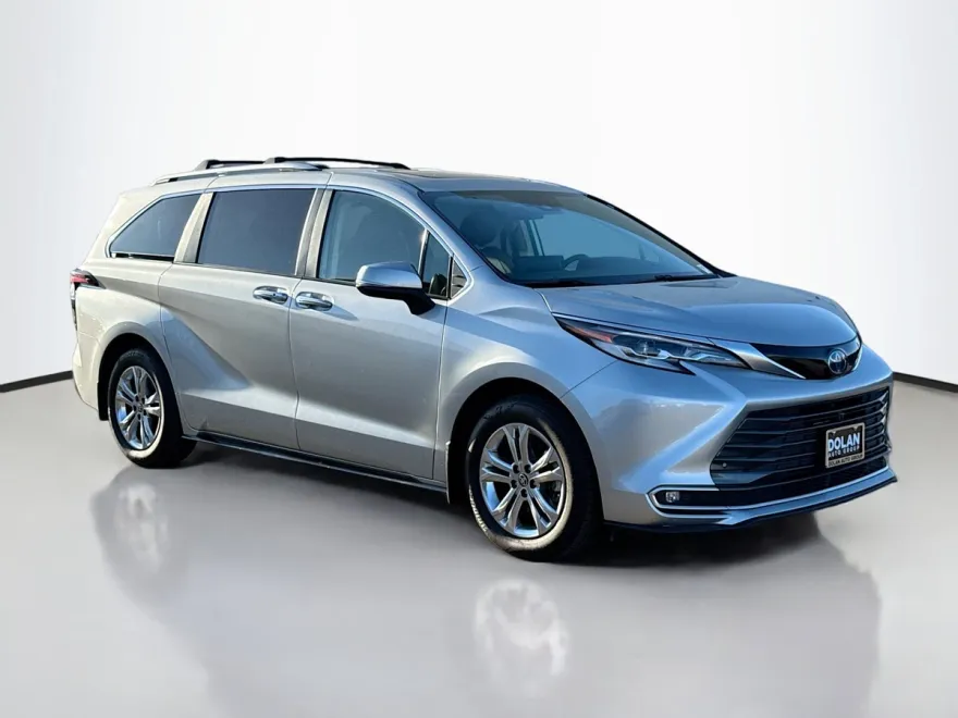2023 Toyota Sienna Platinum photo 1